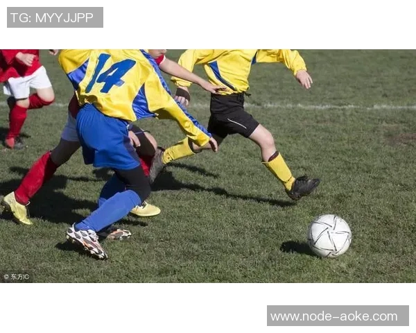 如图所示质量为m的足球在不同条件下的运动分析与探讨